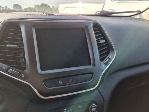 Used 2019 Jeep Cherokee Trailhawk AWD/4WD image 7