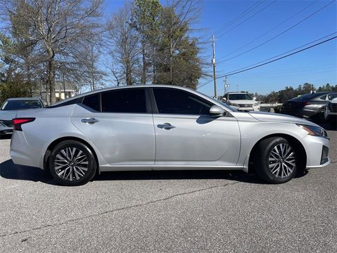 Used 2023 Nissan Altima 2.5 SV image 2