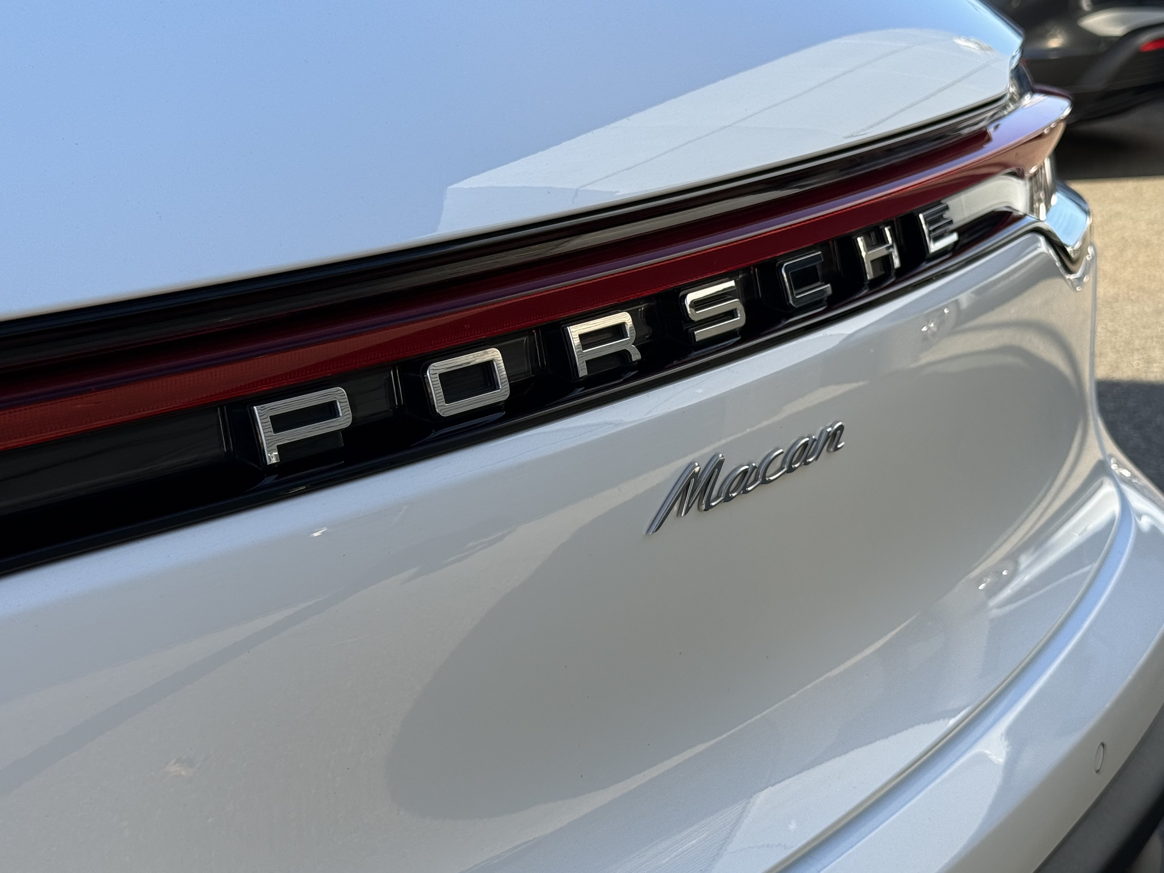 Certified 2023 Porsche Macan AWD/4WD image 16