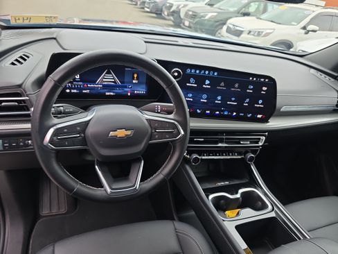 Used 2025 Chevrolet Traverse LT AWD/4WD image 3