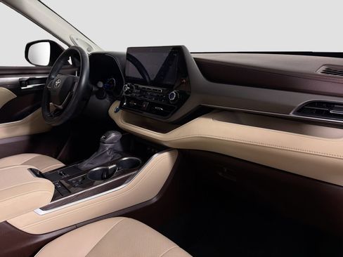 Used 2021 Toyota Highlander Limited image 31