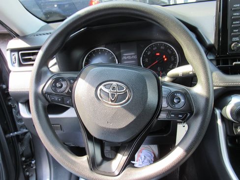 Used 2021 Toyota RAV4 LE image 10