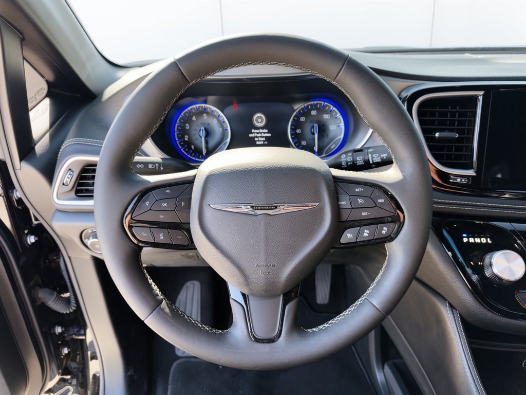 Used 2025 Chrysler Pacifica Limited FWD image 10