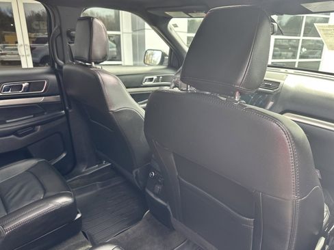 Used 2018 Ford Explorer XLT w/ Equipment Group 202A image 30