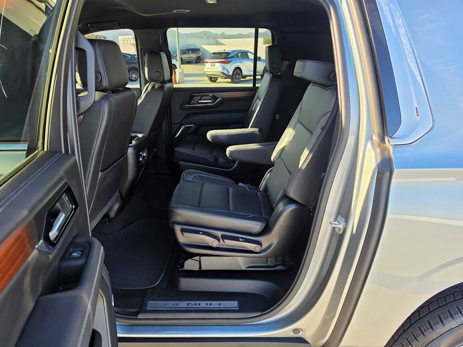 Used 2025 GMC Yukon XL Denali AWD/4WD image 18
