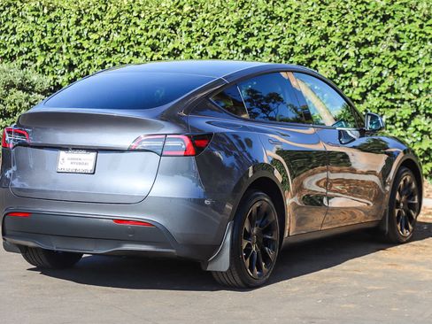 Used 2023 Tesla Model Y Long Range AWD/4WD image 5