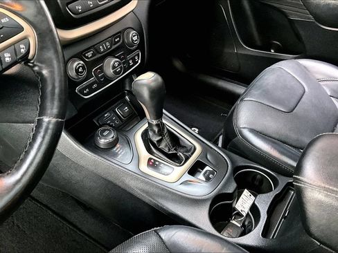 Used 2016 Jeep Cherokee Limited w/ Luxury Group AWD/4WD image 17