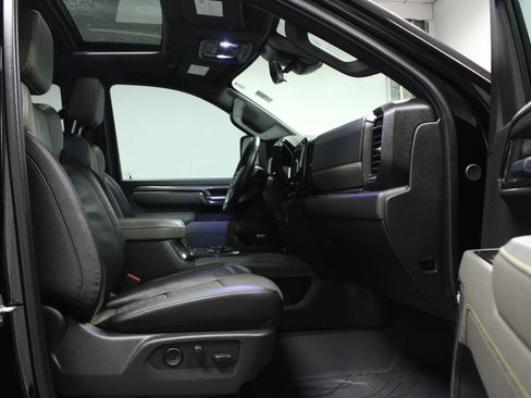 Used 2025 Chevrolet Silverado 2500 ZR2 w/ Technology Package image 17