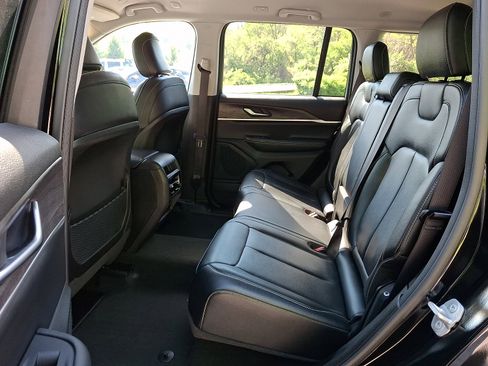 Certified 2023 Jeep Grand Cherokee Limited w/ Black Appearance Package AWD/4WD image 10