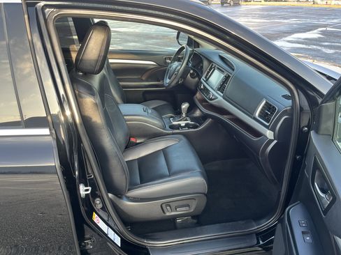 Used 2019 Toyota Highlander XLE image 17
