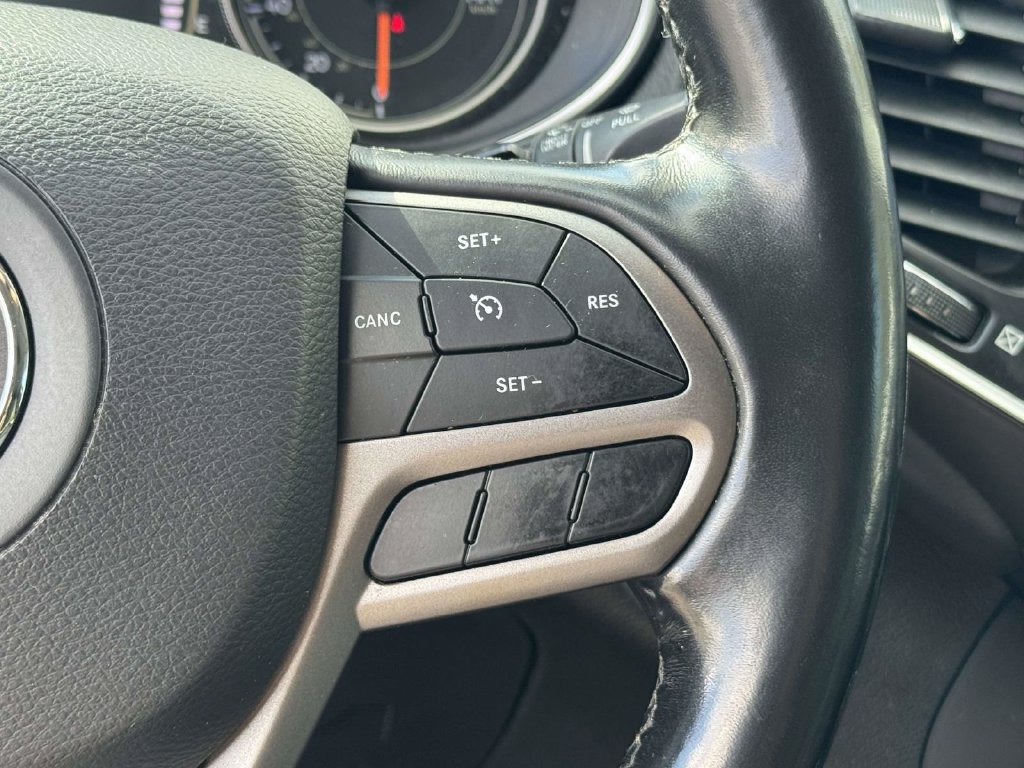 Used 2020 Jeep Cherokee Latitude Plus w/ Cold Weather Group AWD/4WD image 23