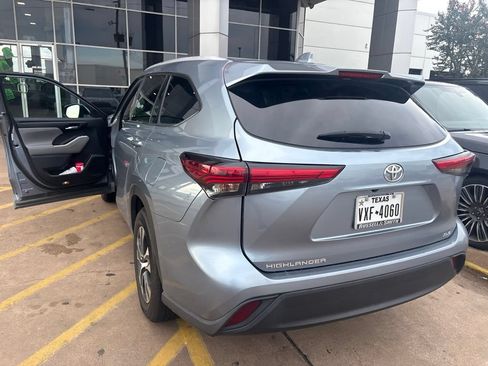Used 2022 Toyota Highlander XLE FWD image 4