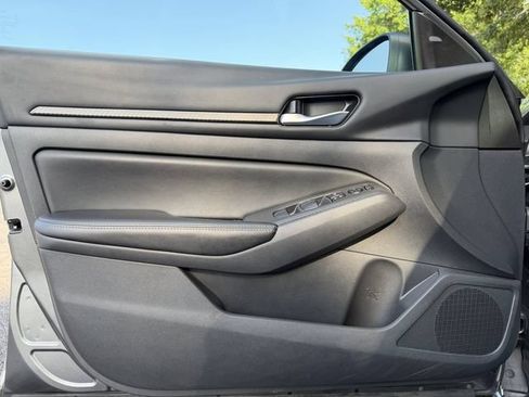 Used 2025 Nissan Altima 2.5 SV FWD image 11