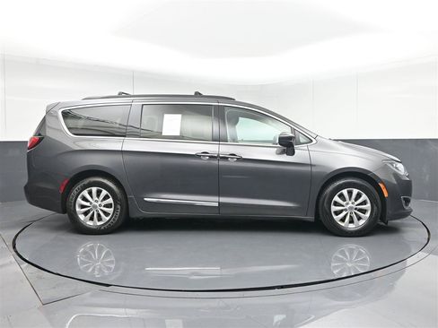 Used 2017 Chrysler Pacifica Touring-L FWD image 4