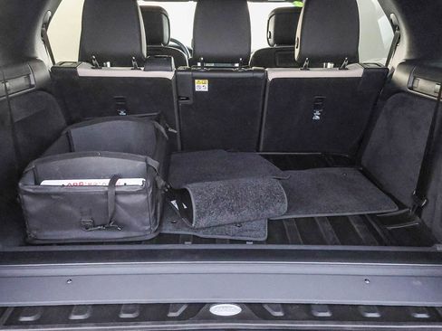 Used 2024 Land Rover Discovery Dynamic SE image 25