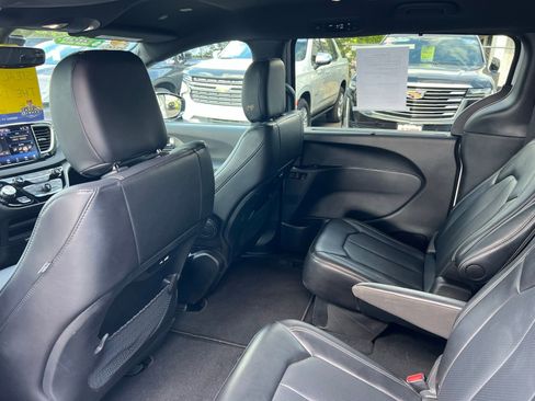 Used 2025 Chrysler Pacifica Select FWD image 43