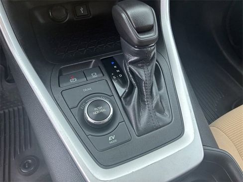 Used 2021 Toyota RAV4 LE image 27