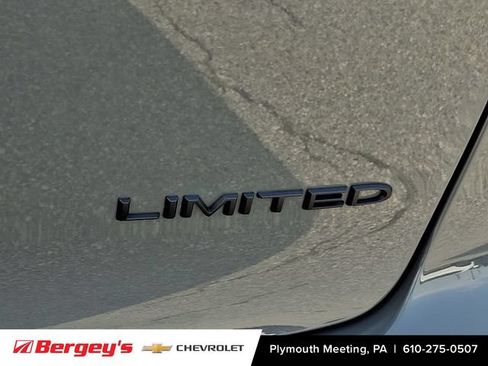 Used 2025 Chrysler Pacifica Limited FWD image 35