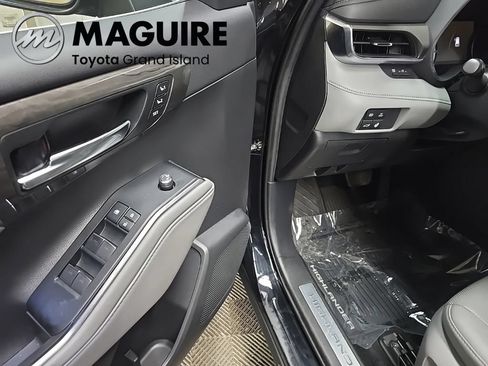 Used 2020 Toyota Highlander Limited AWD/4WD image 32