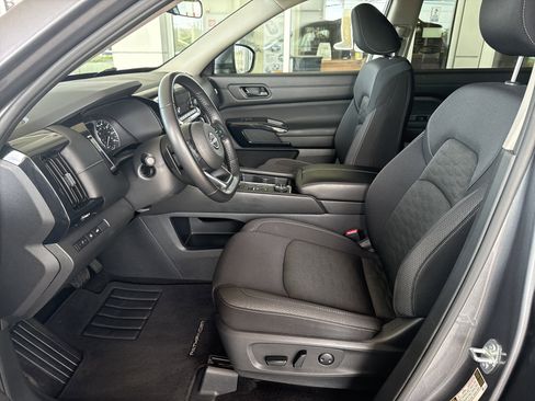 Used 2025 Nissan Pathfinder SV image 12