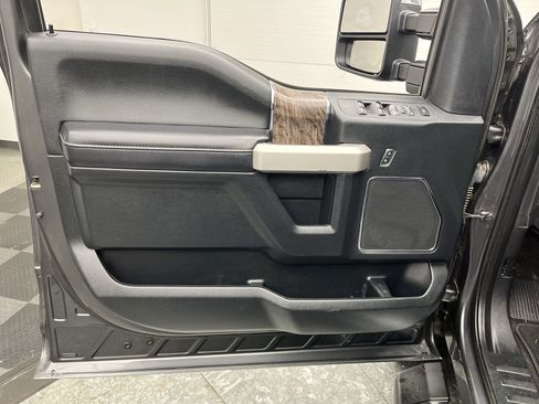 Used 2019 Ford F250 Lariat w/ Chrome Package image 8