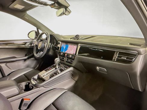 Certified 2025 Porsche Macan AWD/4WD image 17