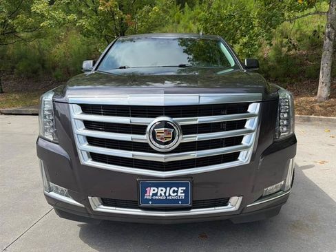 Used 2015 Cadillac Escalade Luxury RWD image 2