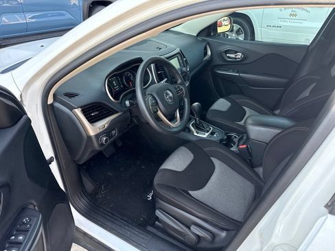 Used 2016 Jeep Cherokee Sport FWD image 7
