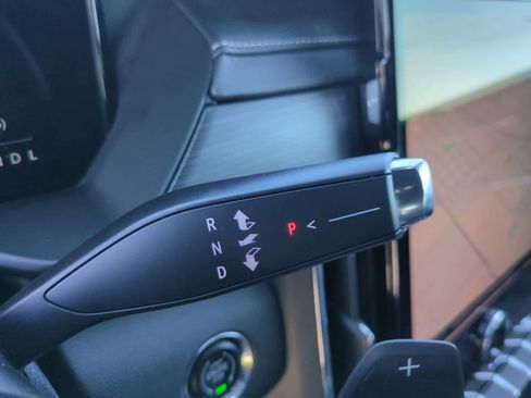 Used 2025 GMC Acadia Elevation image 31