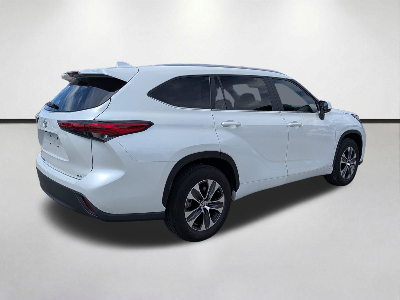 Used 2023 Toyota Highlander XLE FWD image 4