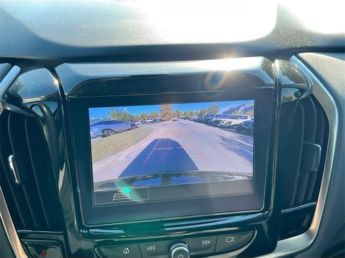Used 2021 Chevrolet Traverse LT image 13