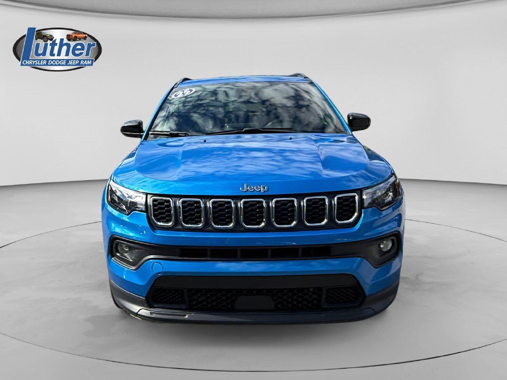 Used 2025 Jeep Compass Latitude AWD/4WD image 8