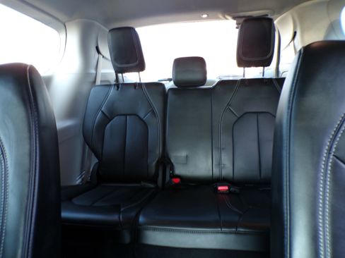 Used 2023 Chrysler Pacifica Touring-L image 11