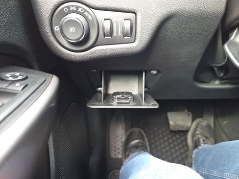 Used 2020 Jeep Cherokee Latitude Plus w/ Cold Weather Group image 16