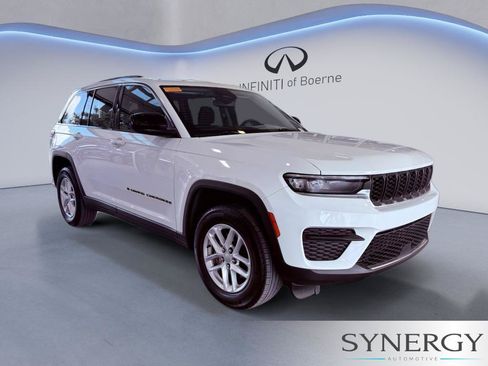 Used 2023 Jeep Grand Cherokee Laredo AWD/4WD image 3