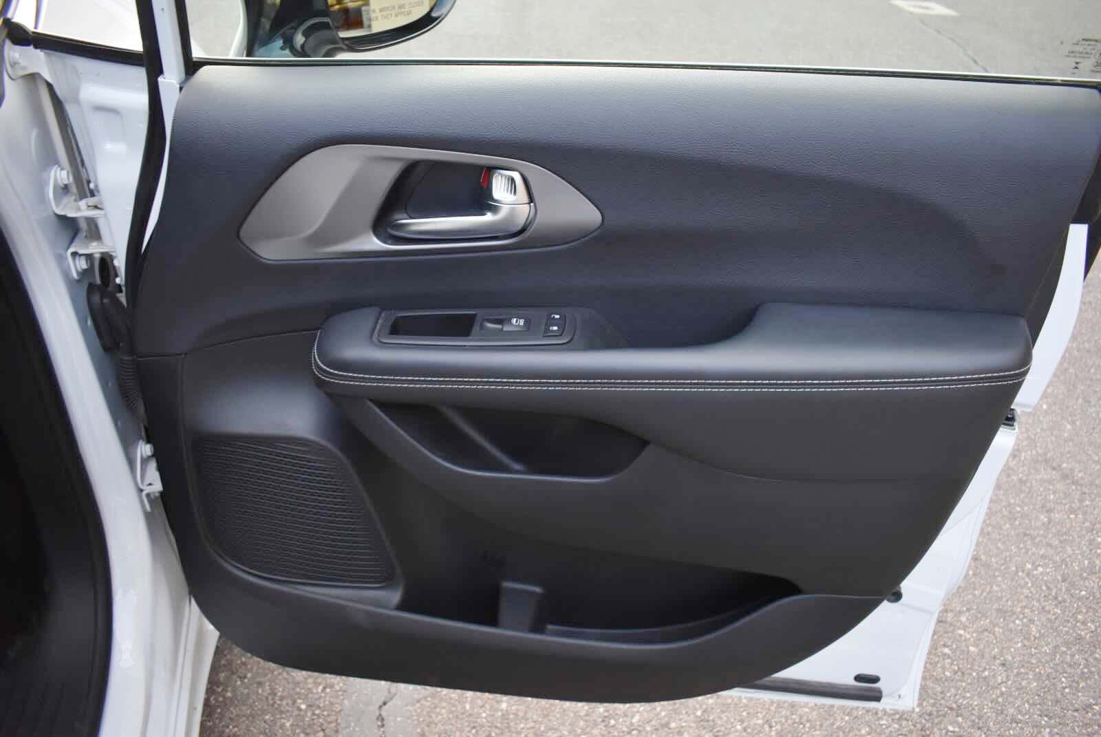 Used 2025 Chrysler Pacifica Select FWD image 44