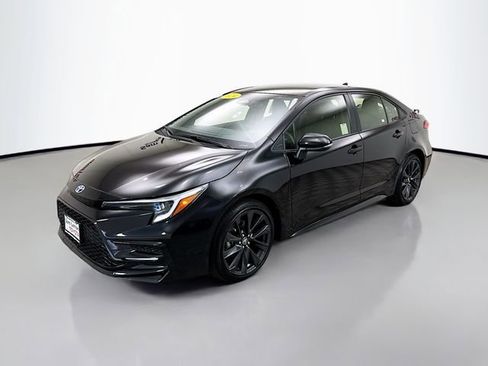 Used 2024 Toyota Corolla SE image 3