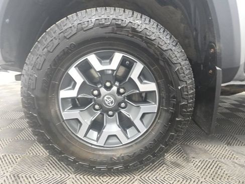 Used 2018 Toyota Tacoma TRD Off-Road w/ Technology Package AWD/4WD image 9