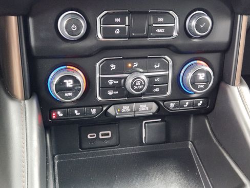 Used 2023 Chevrolet Suburban High Country image 16