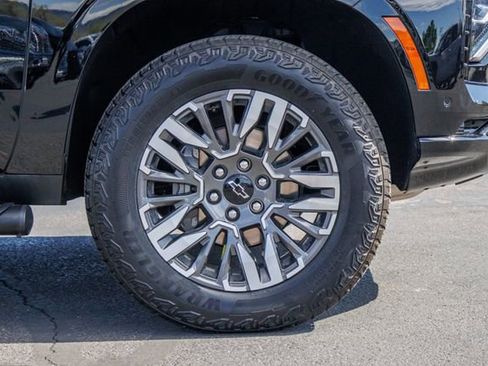 Used 2025 Chevrolet Suburban Z71 AWD/4WD image 13
