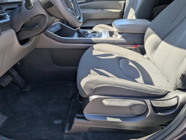 Used 2025 Kia Carnival LX FWD image 15