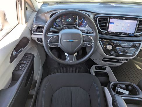 Used 2021 Chrysler Pacifica Touring image 28