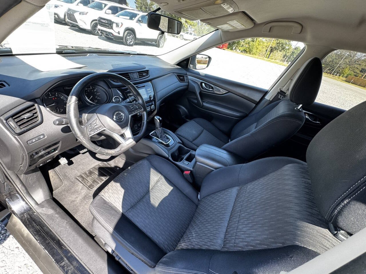 Used 2017 Nissan Rogue SV FWD image 12