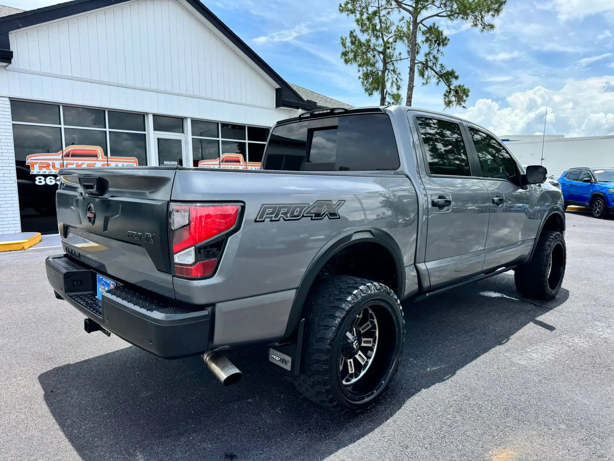 Used 2020 Nissan Titan PRO-4X w/ Pro-4x Convenience Package AWD/4WD image 4
