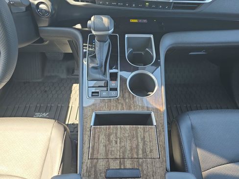 Used 2026 Toyota Sienna Platinum AWD/4WD image 14