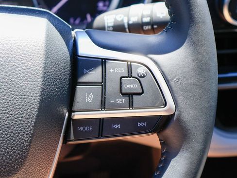 Used 2024 Toyota Highlander XLE FWD image 18