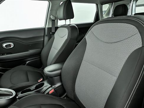 Used 2017 Kia Soul + FWD image 16