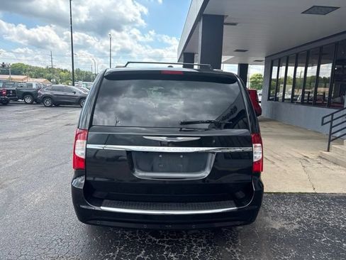 Used 2015 Chrysler Town & Country Touring-L w/ Driver Convenience Group FWD image 10