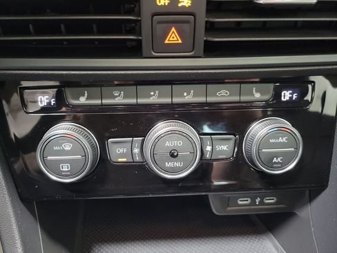 Used 2023 Volkswagen Jetta SE w/ Panoramic Sunroof Package FWD image 41