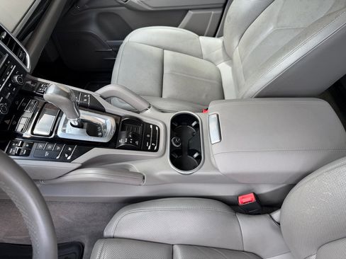 Used 2014 Porsche Cayenne w/ Comfort Plus Package AWD/4WD image 12